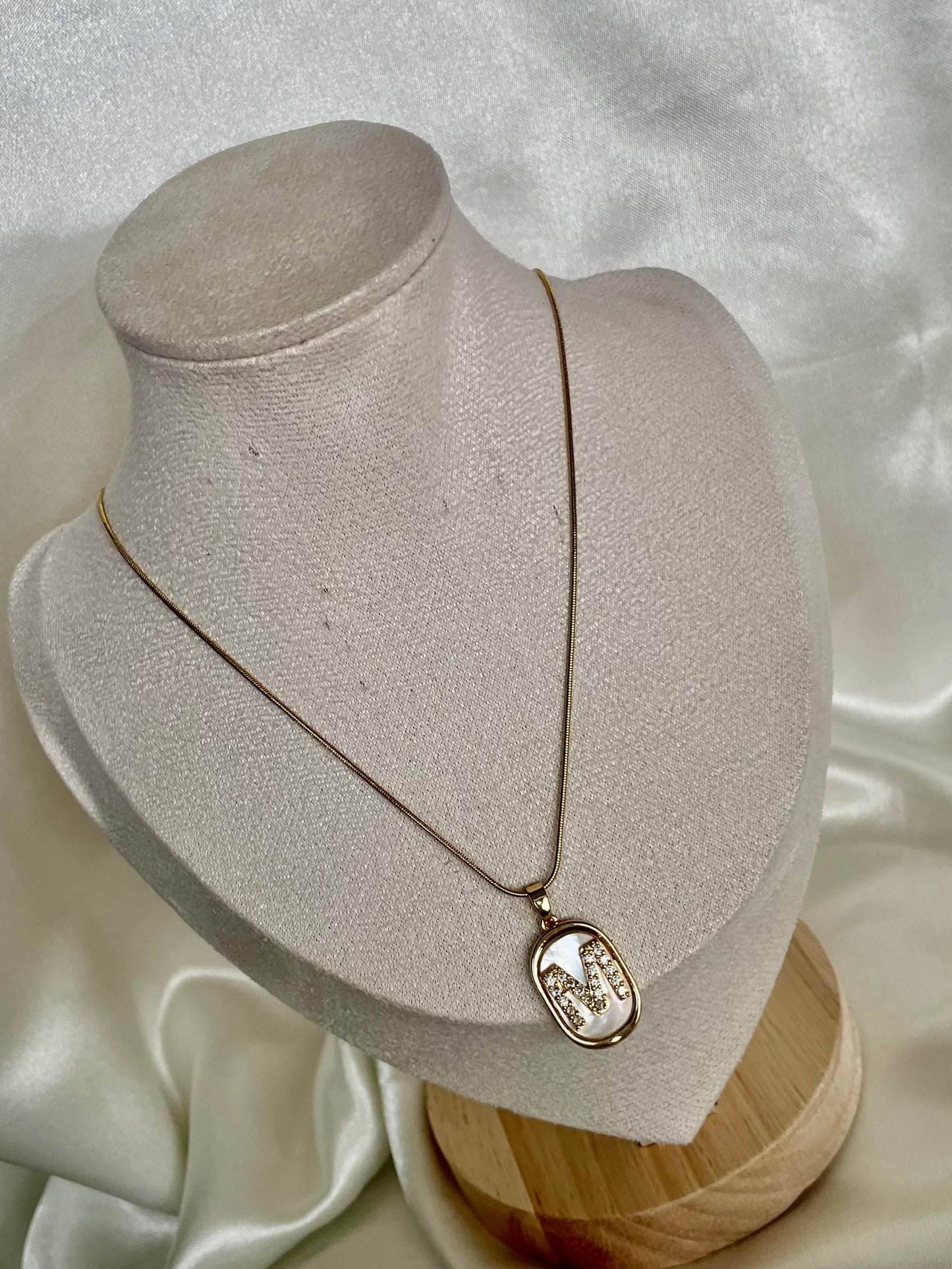 Collier initiales / M