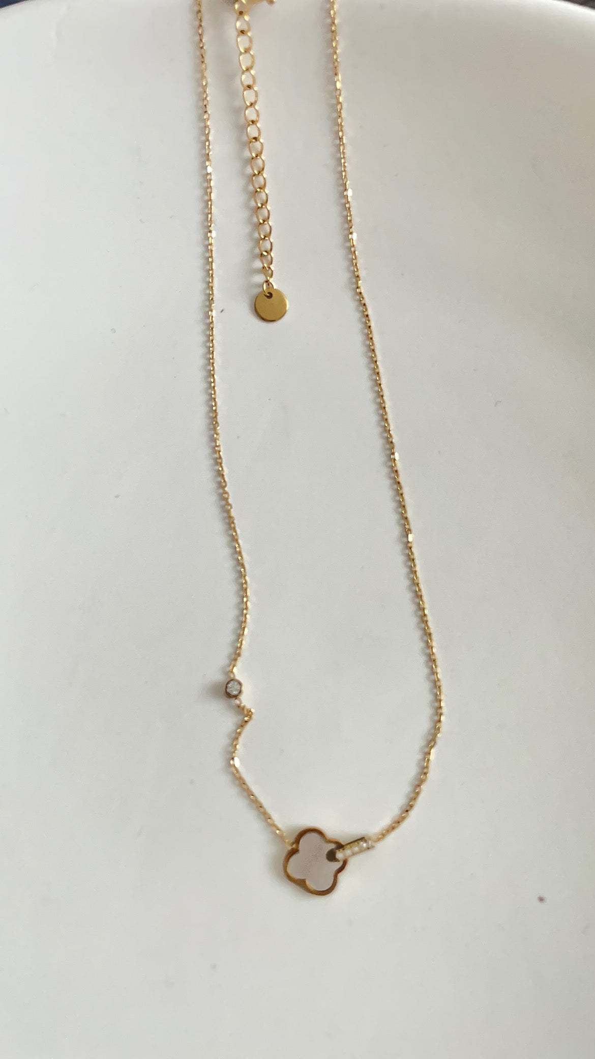 Collier fleur d’or