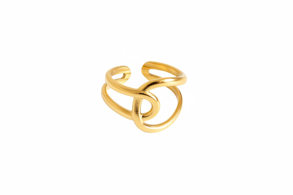 Bague abstraite dorée sur fond blanc vue 1