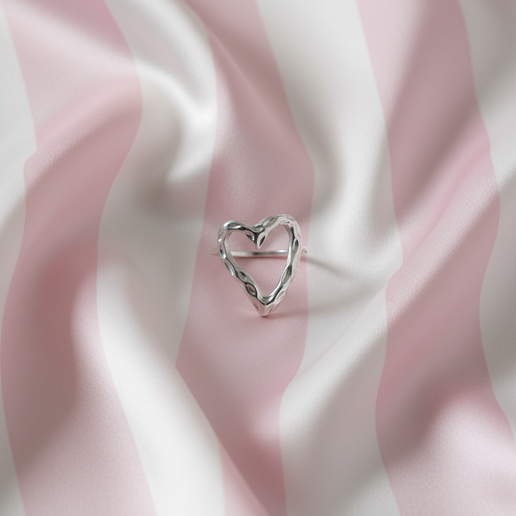 Bague cœur argent – flat lay rayures