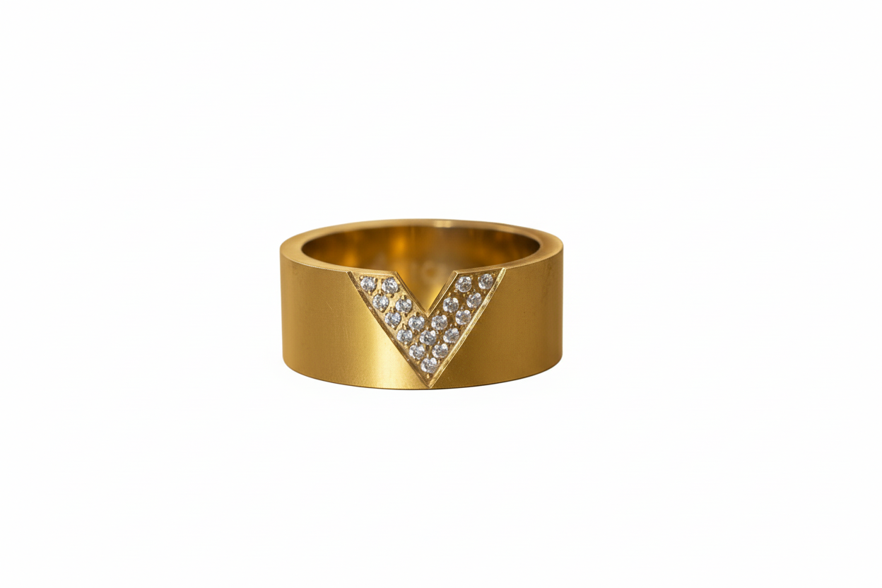 Bague dorée V cristaux fond blanc