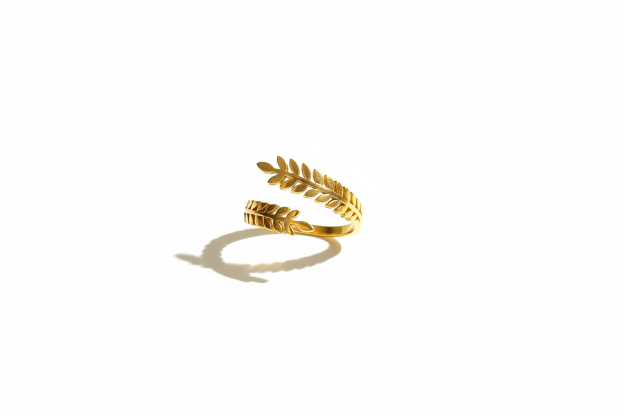 Bague feuille dorée sur fond blanc vue 3