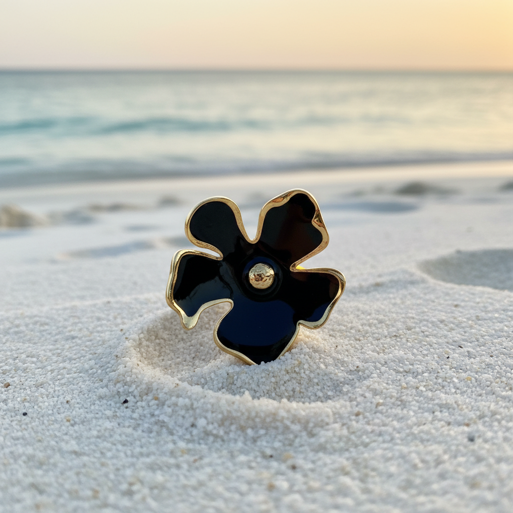 Bague fleur noire seule sur plage
