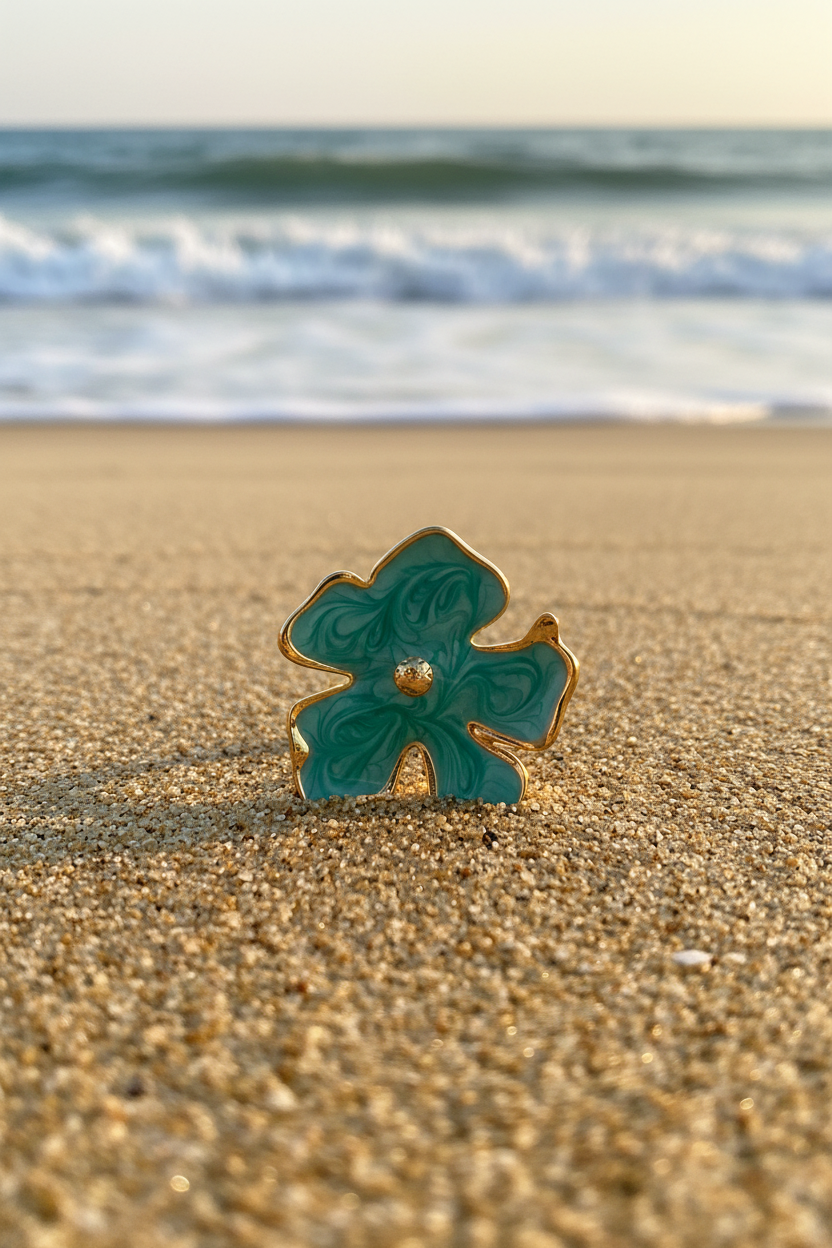 Bague fleur sur sable de plage