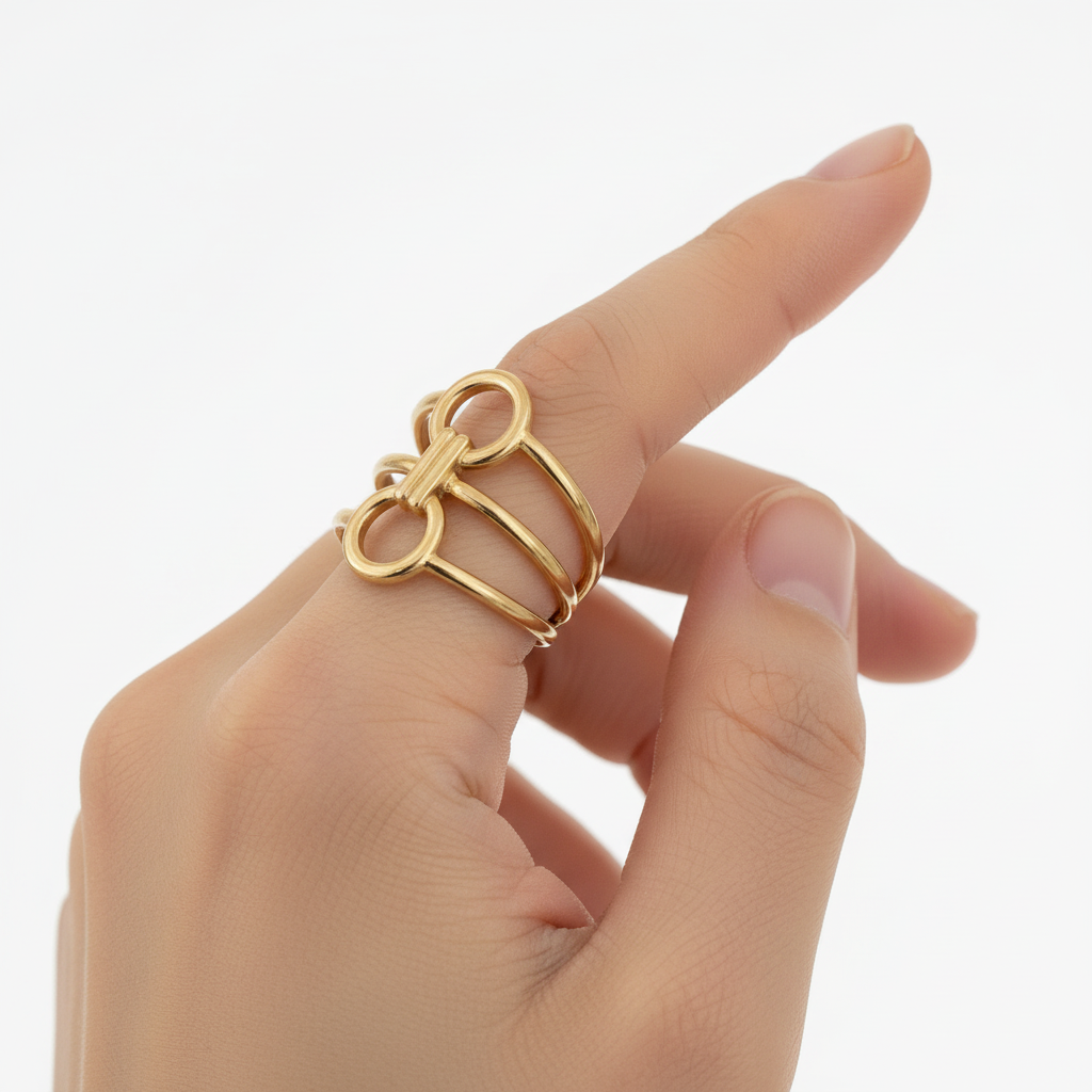 Bague Géométrique Dorée sur doigt angle différent fond blanc
