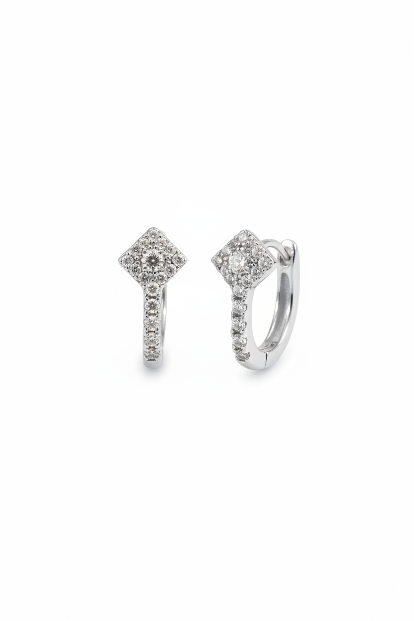 Boucles d'oreilles créoles cristaux détail fond blanc