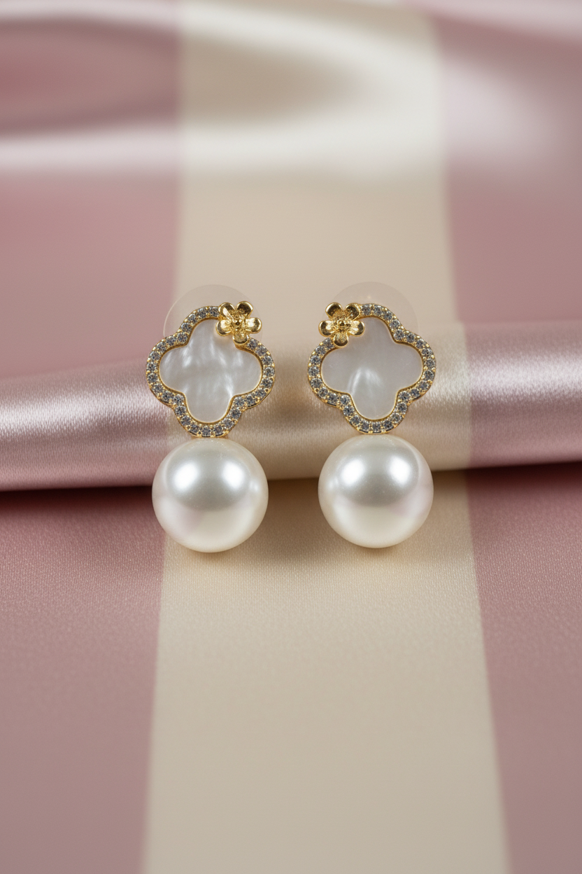 Boucles trèfle nacre perle - vue de face