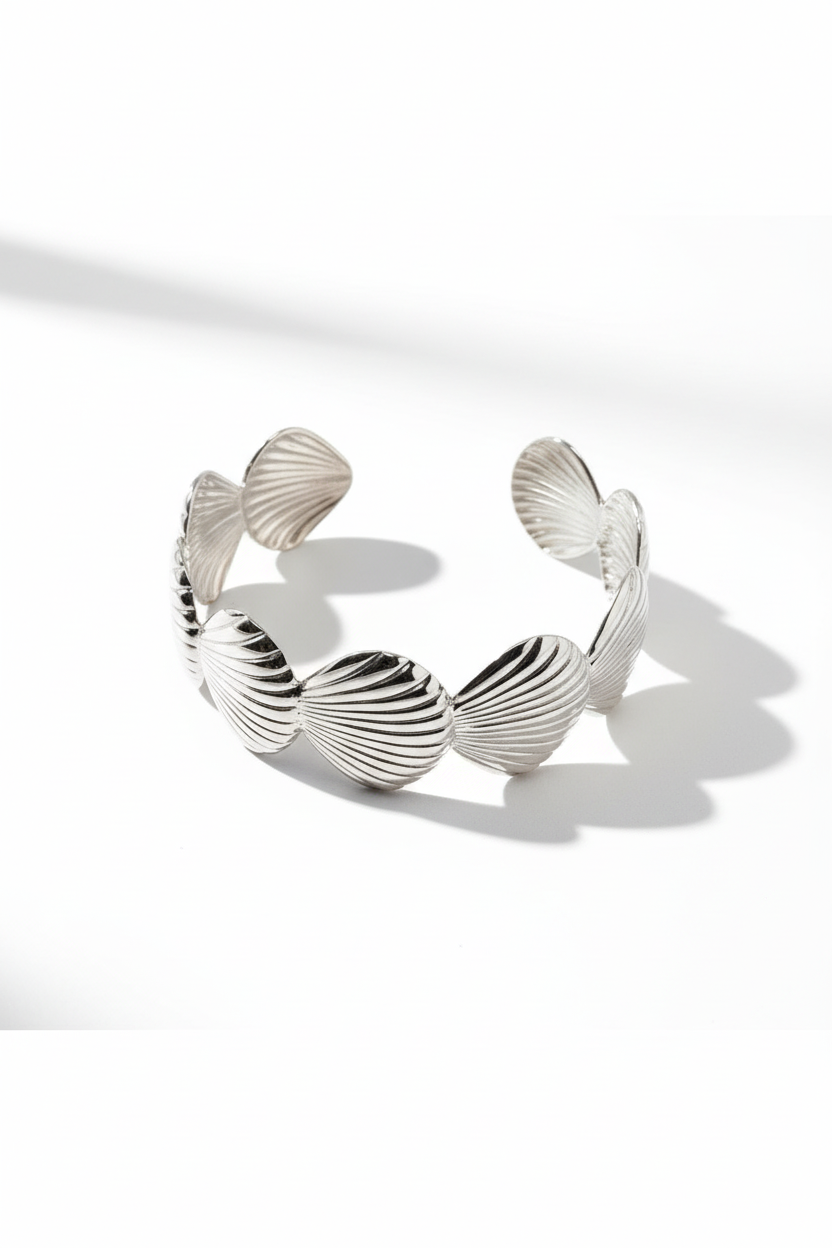Bracelet manchette coquillages argenté angle fond blanc