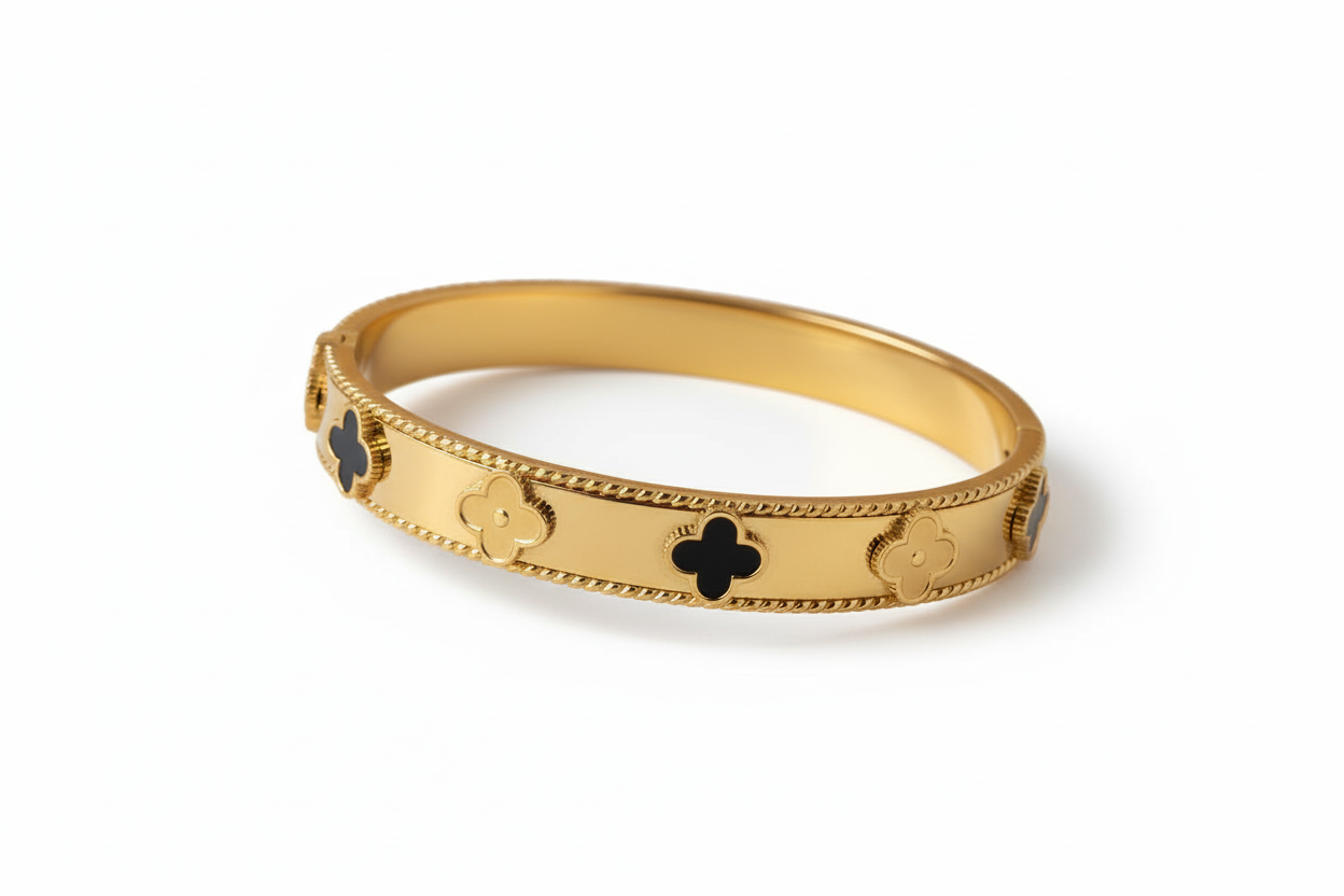 Bracelet Nerium trèfles dorés et noirs fond blanc angle