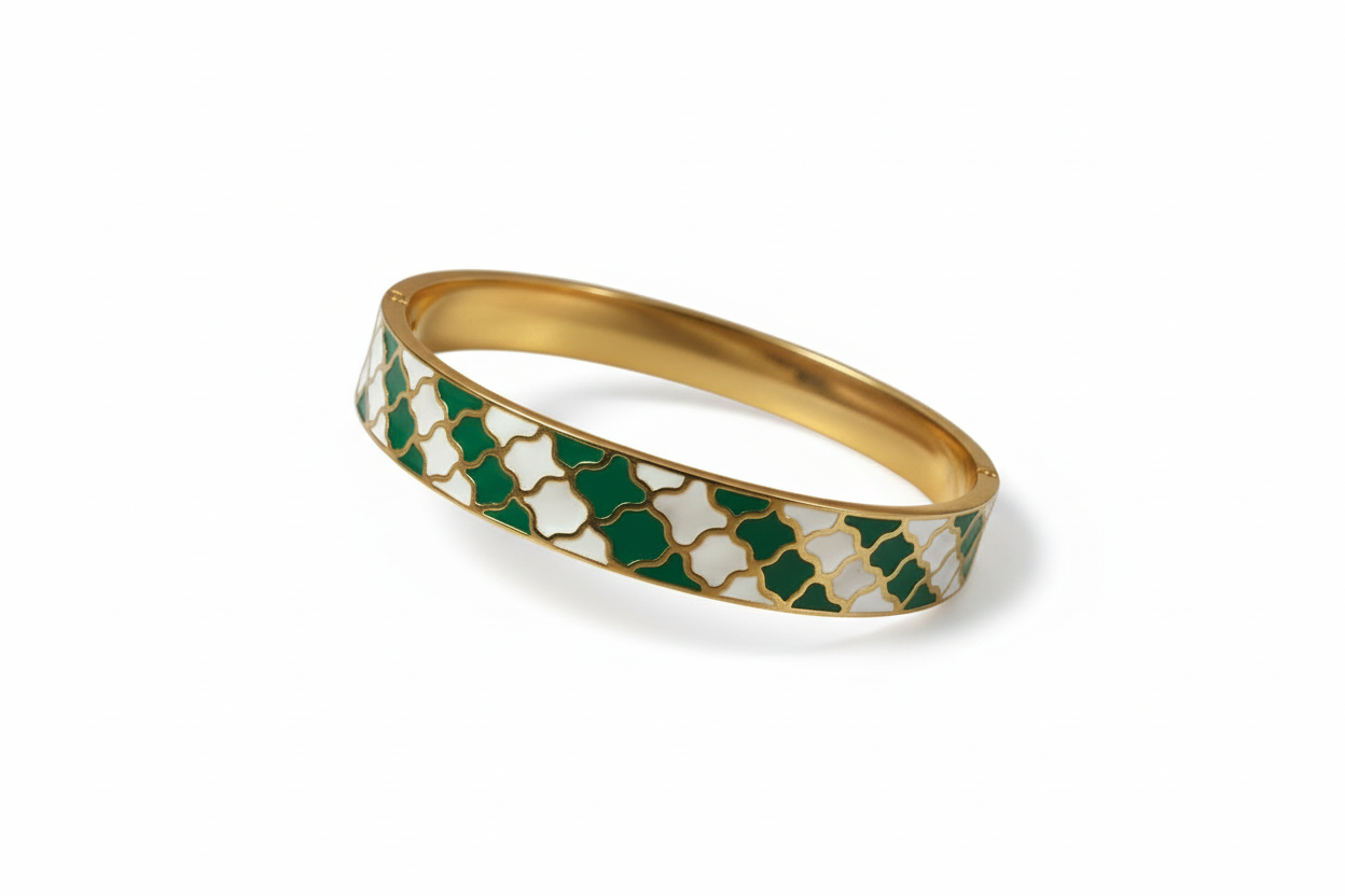 Bracelet Oriental trèfles verts et blancs fond blanc