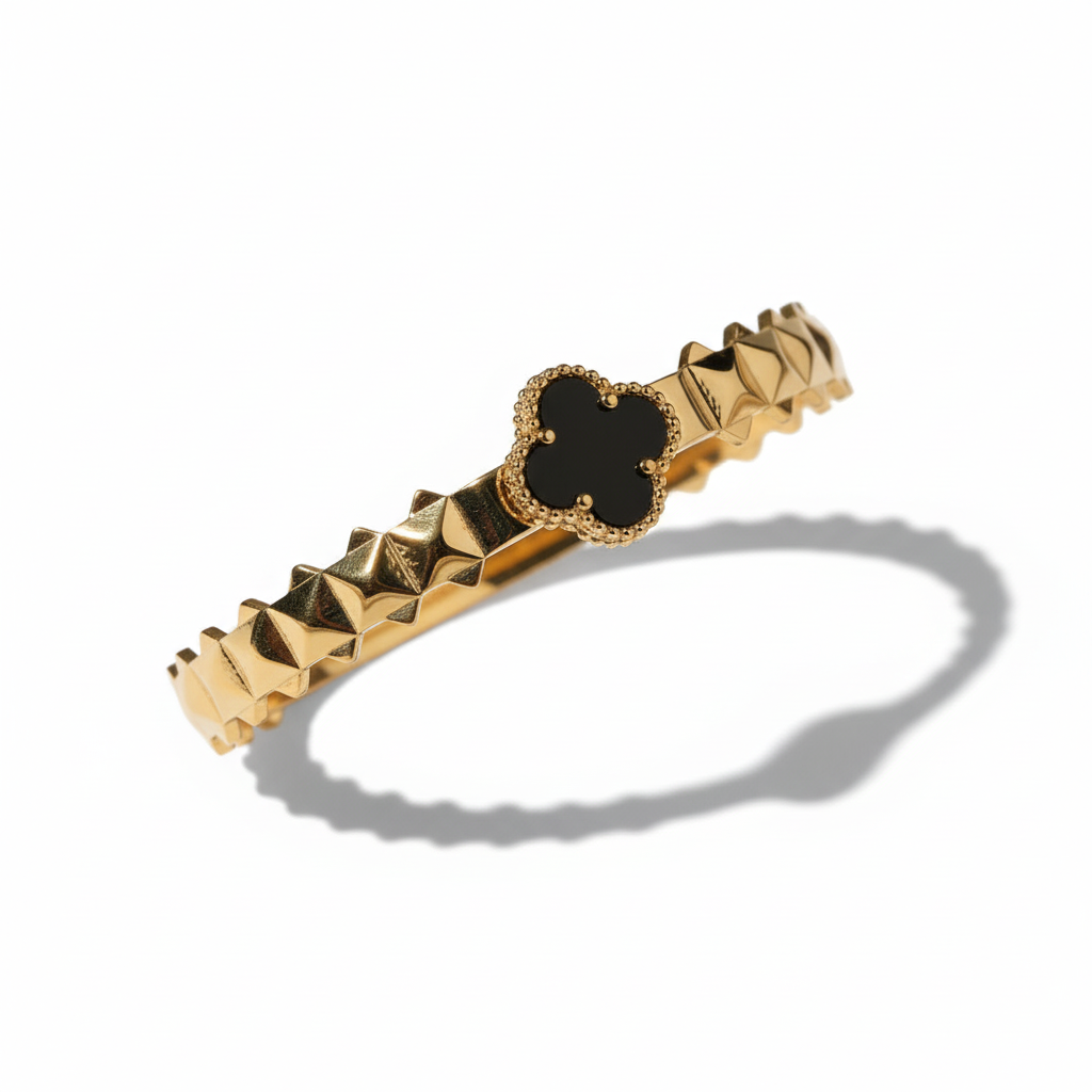 Bracelet trèfle noir vue de côté fond blanc
