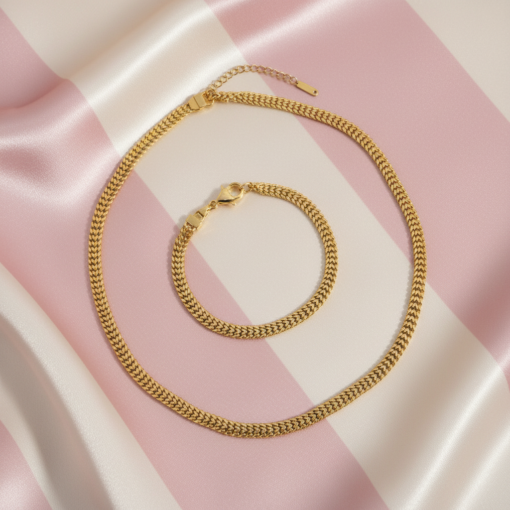 Chaîne double maille or - flat lay set - fond rayé rose crème