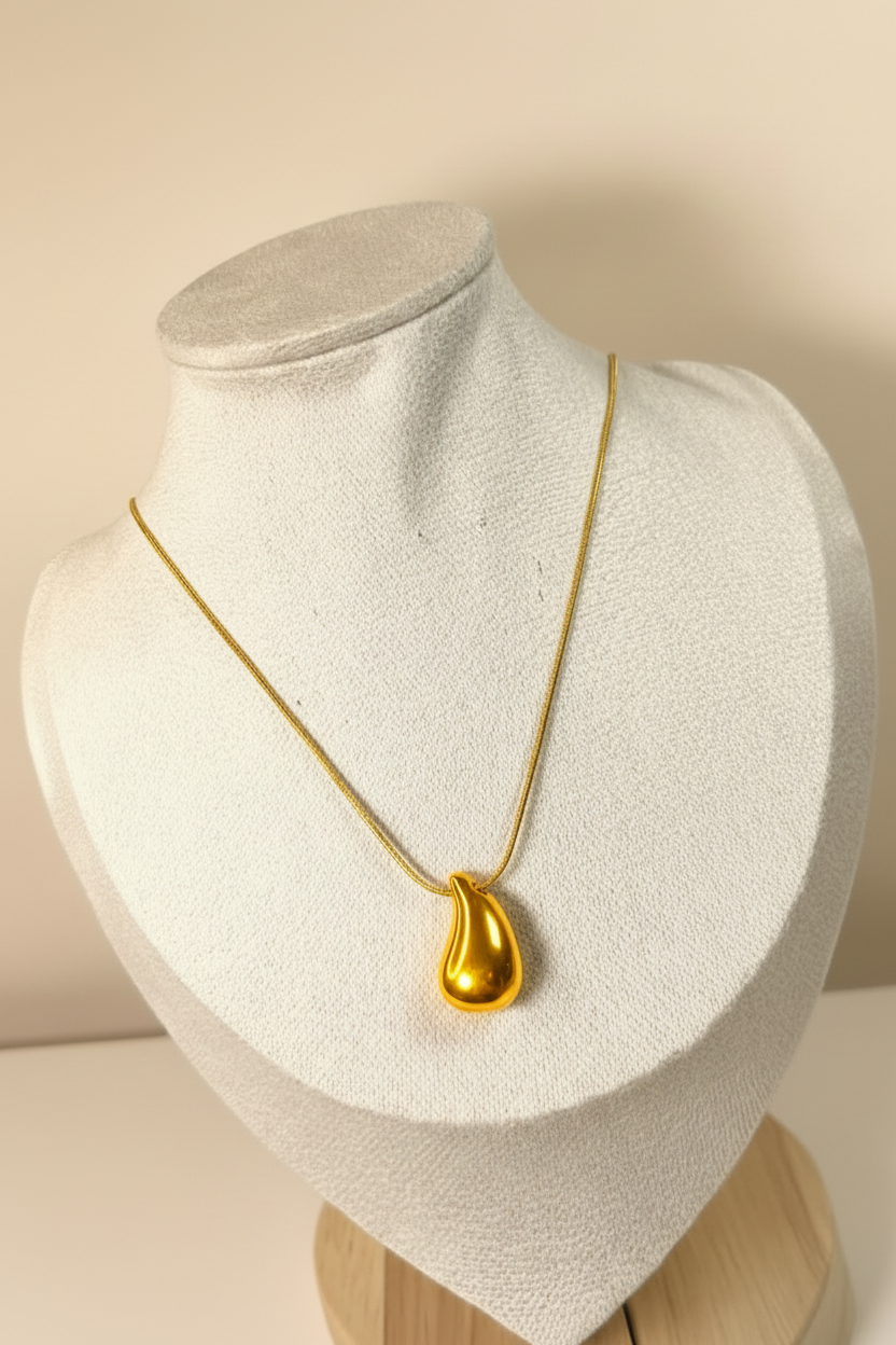 Collier goutte d'or rehaussé sur buste