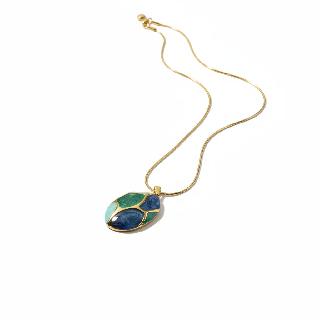 Collier pierres sculptées turquoise sur fond blanc