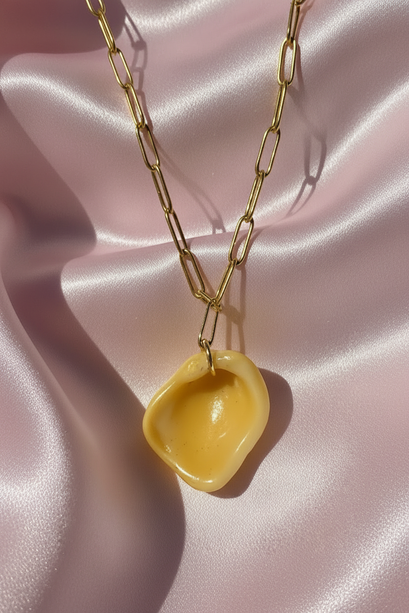 Collier résine jaune - fond rose poudré