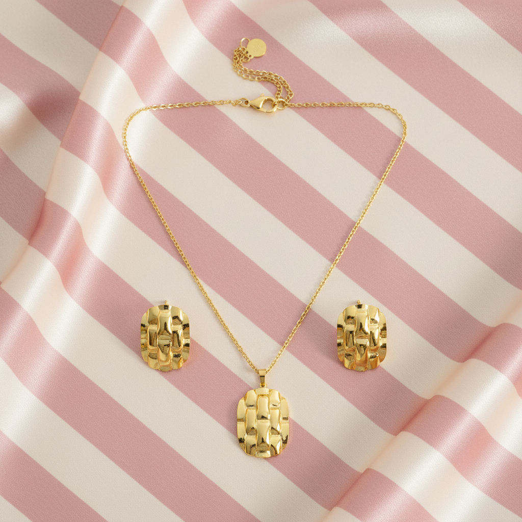 Set collier & boucles tressé or - flat lay complet - fond rayé rose crème