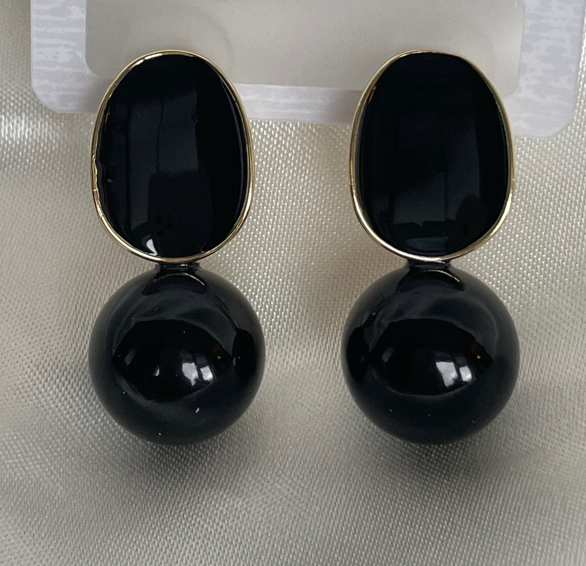 Boucles d’oreilles. Olive noir.