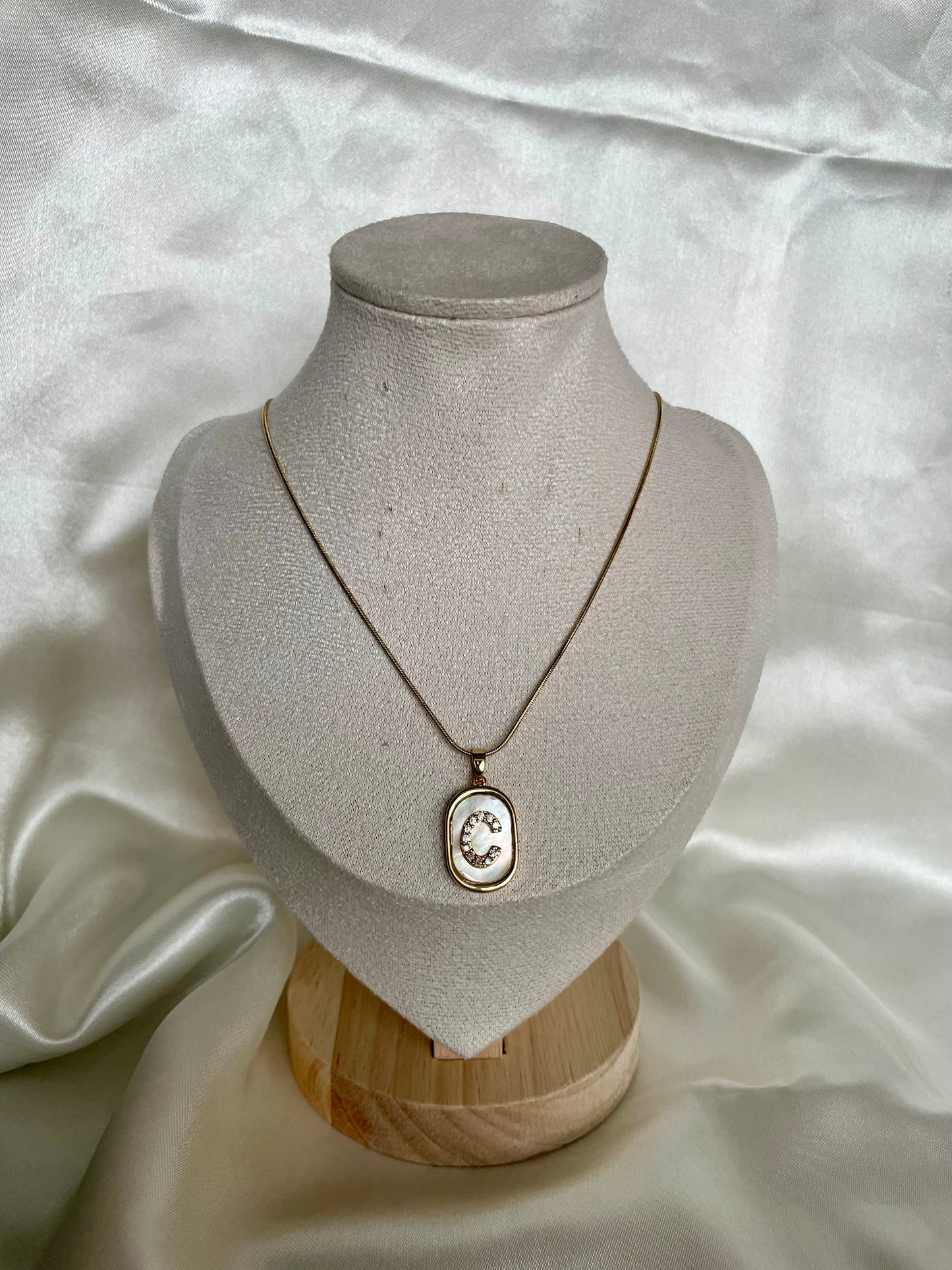 Collier initiales / C