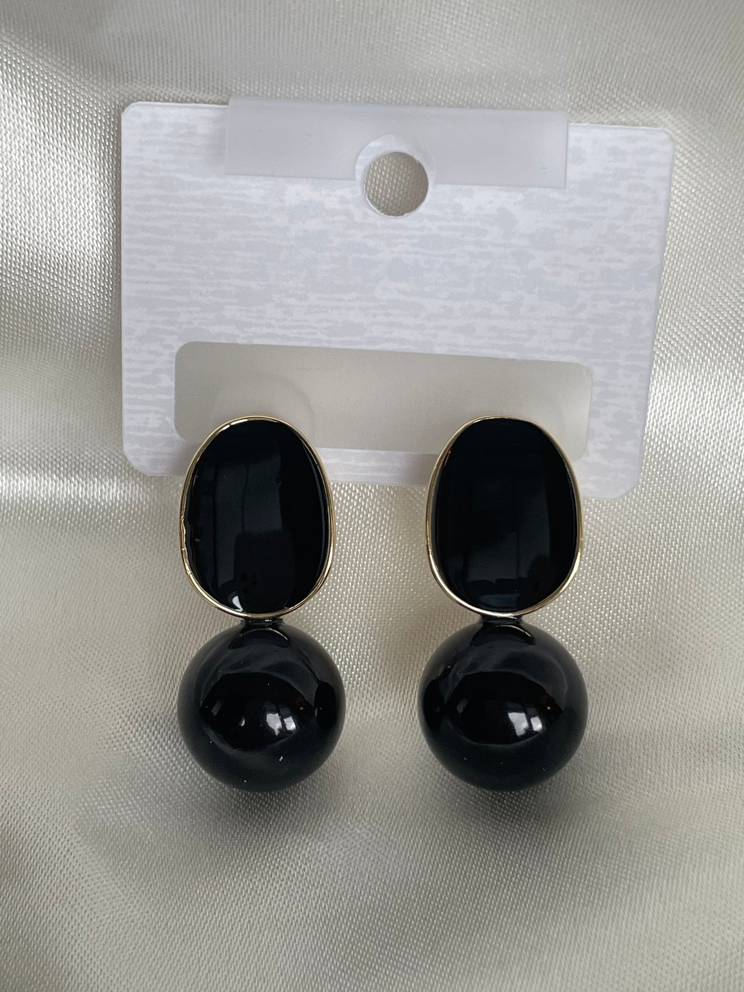 Boucles d’oreilles. Olive noir.