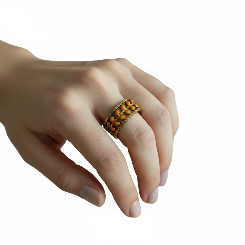 Bague ajourée portée sur fond blanc