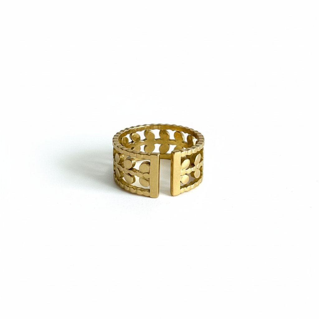 Bague ajourée vue de face sur fond blanc