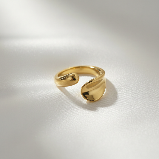 Bague ajustable dorée sur soie blanche satinée - vue 1