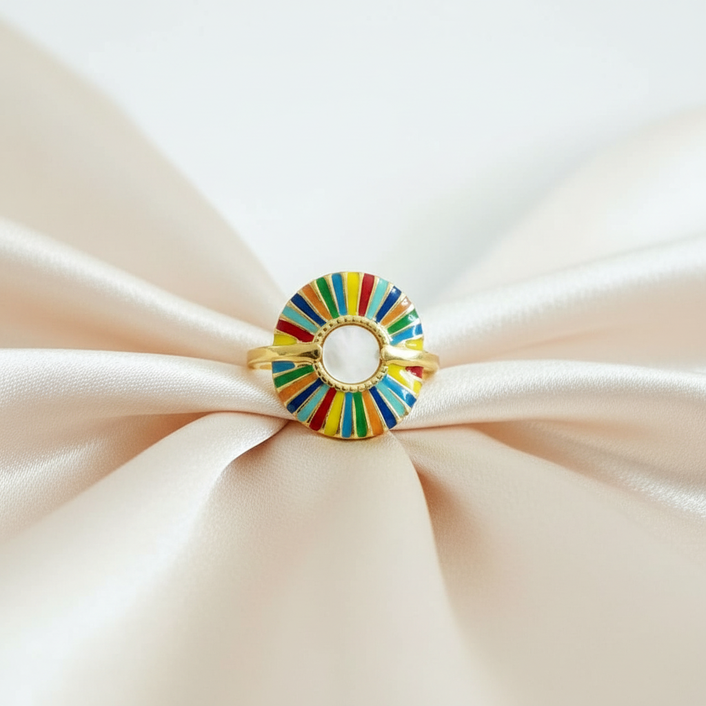Bague arc-en-ciel sur soie fond blanc