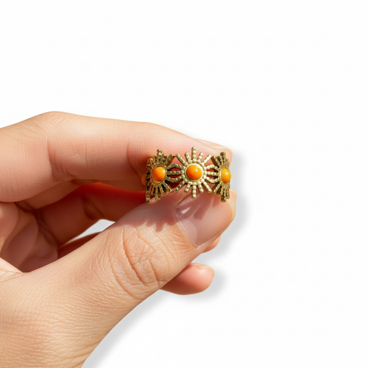 Bague Aurore portée sur fond blanc