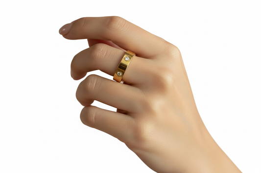 Bague Carla portée fond blanc