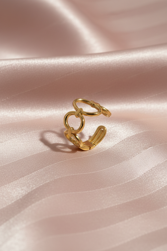 Bague cercles dorée angle sur satin rose poudre rayé