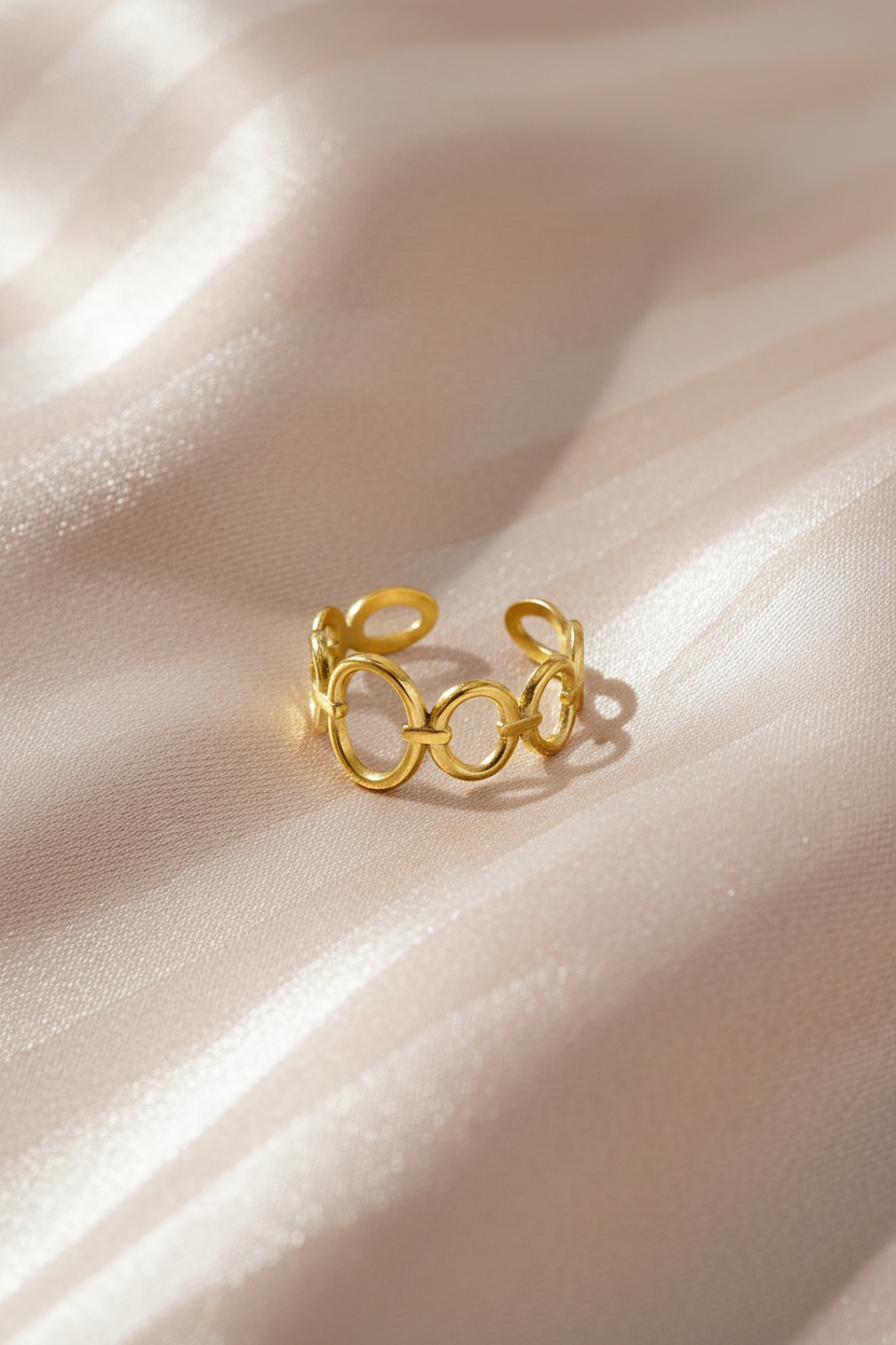 Bague cercles dorée sur satin rose poudre rayé