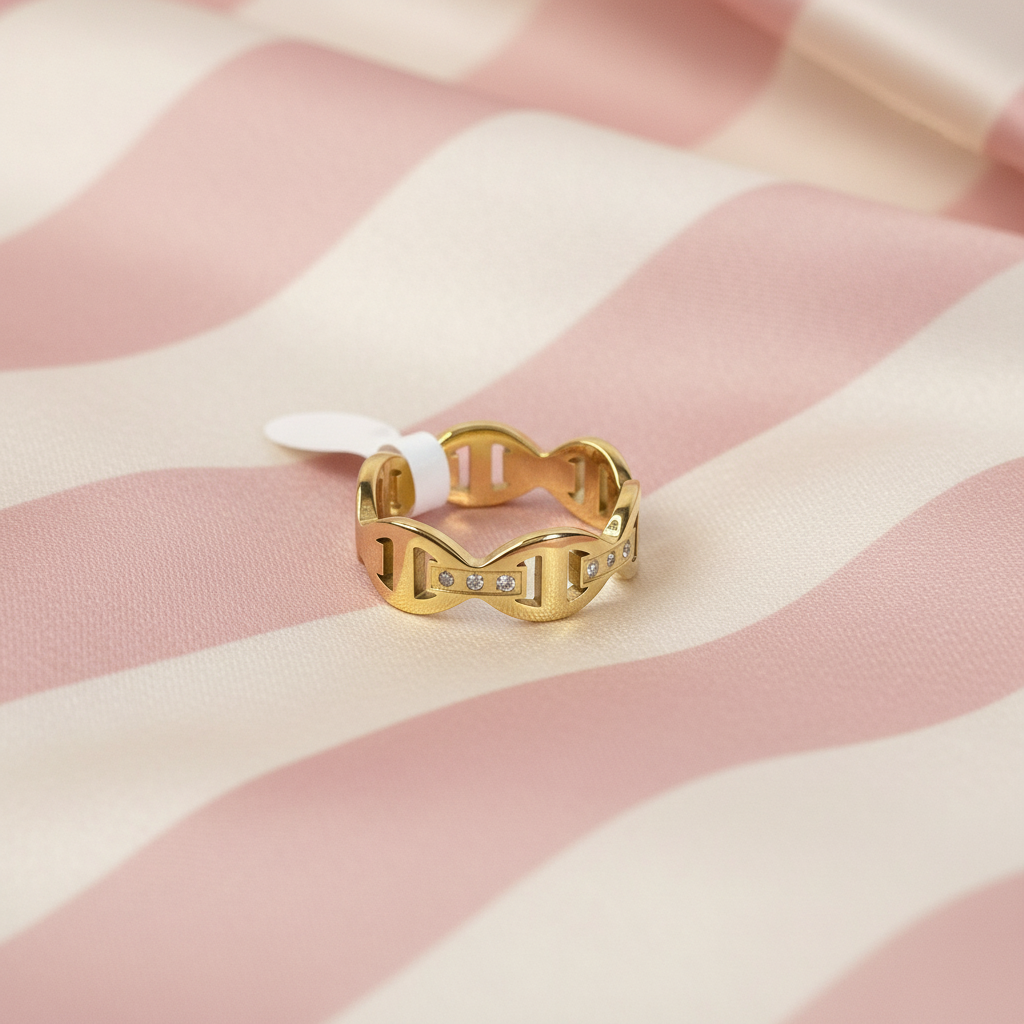 Bague chaîne diamants - fond rayé rose satiné 1