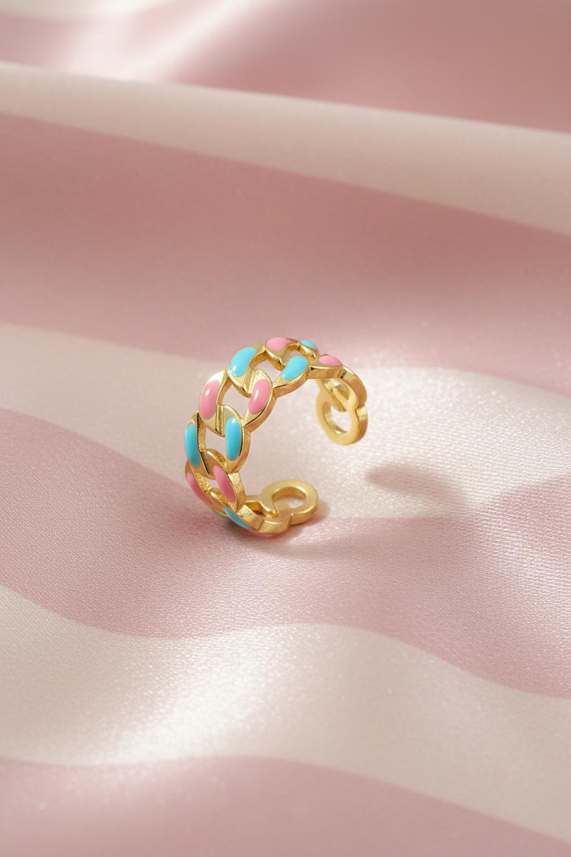 Bague chaîne émaillée sur rayures rose poudre et crème satiné