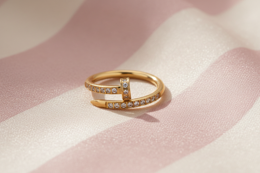 Bague clou dorée fond satiné rayures rose poudre crème