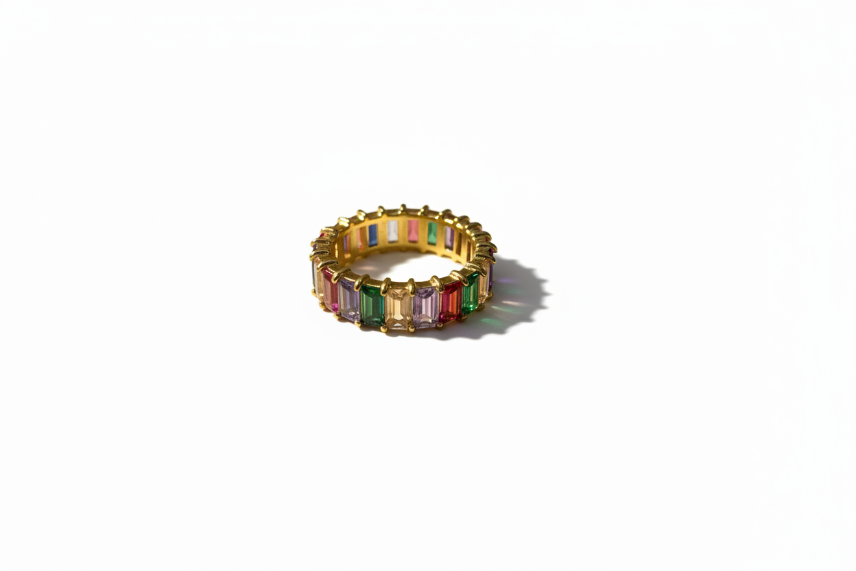 Bague couronne pierres colorées fond blanc angle