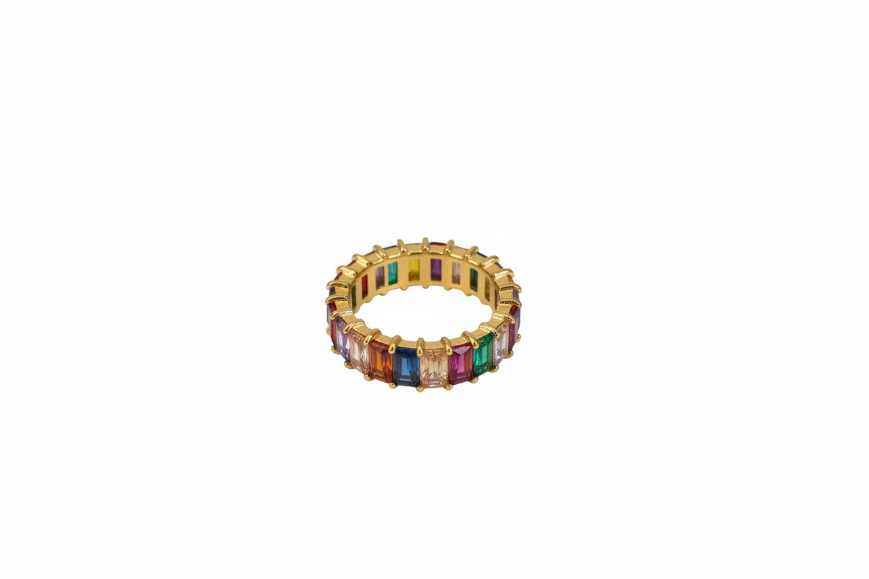 Bague couronne pierres colorées fond blanc - vue rapprochée