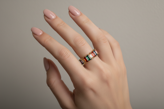 Bague couronne pierres colorées portée