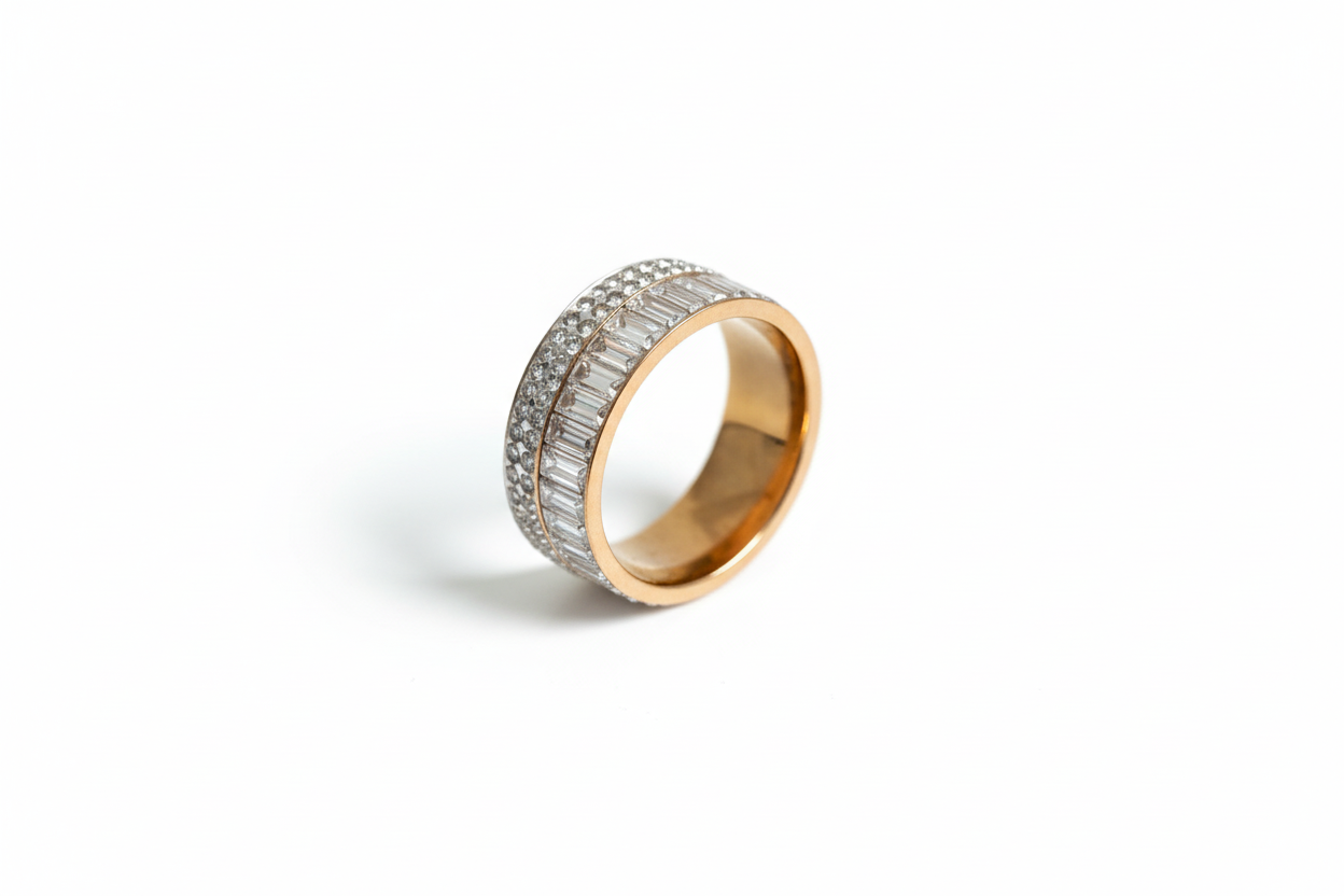 Bague diamants sur fond blanc vue 1