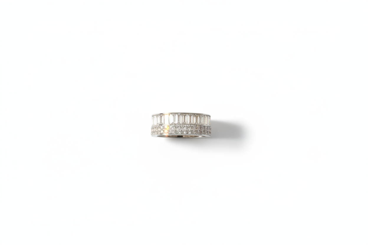 Bague diamants sur fond blanc