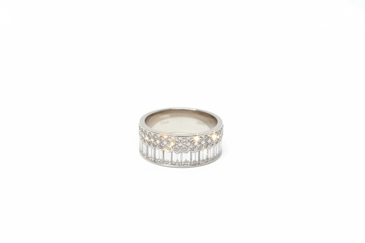 Bague diamants sur fond blanc