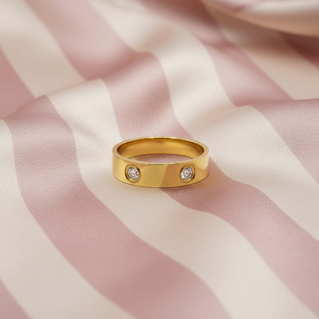 Bague dorée cristaux face - fond rose rayé satiné