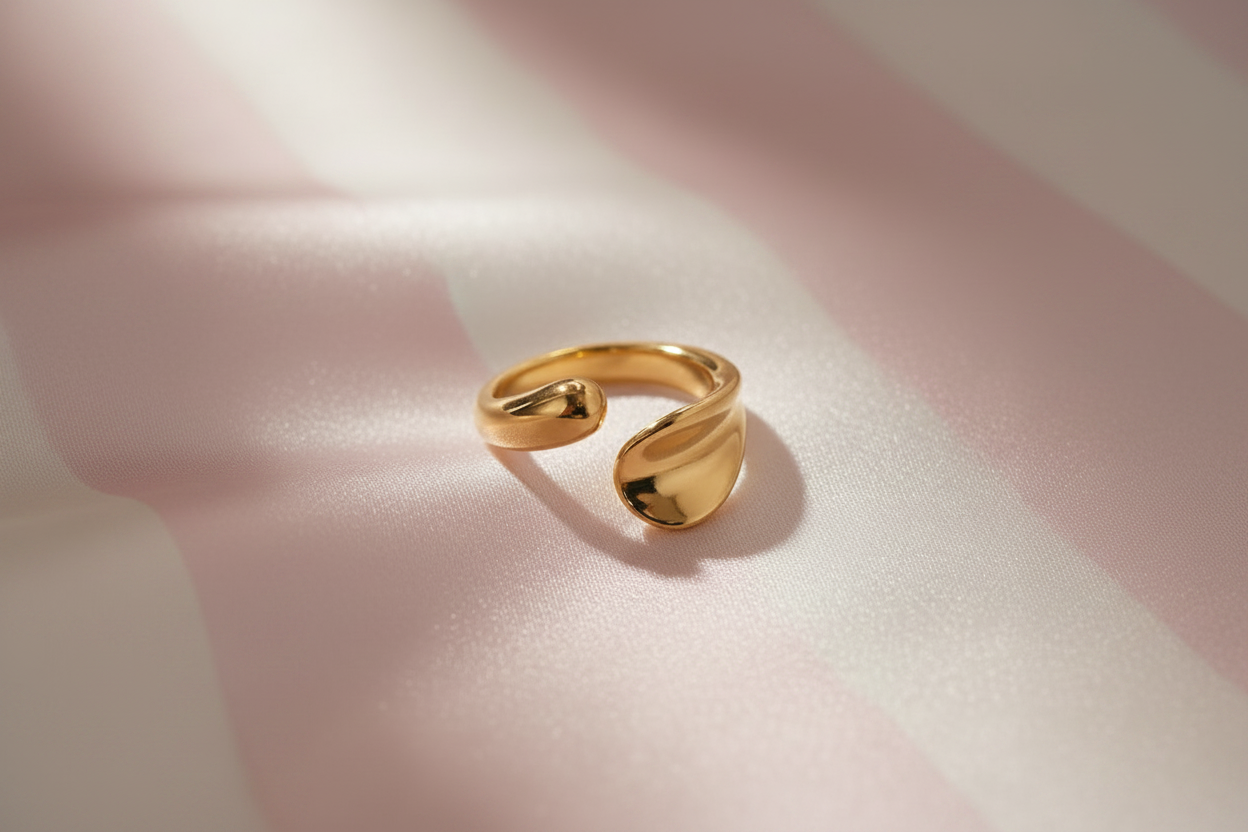 Bague dorée fond satiné rayures rose poudre crème