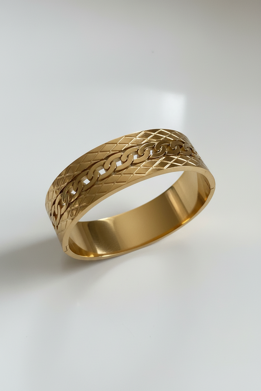 Bague dorée matelassée vue 1 fond blanc