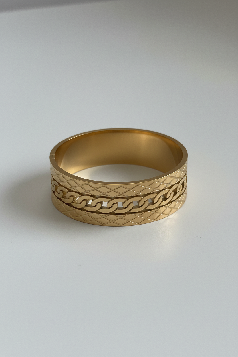 Bague dorée matelassée vue 2 fond blanc