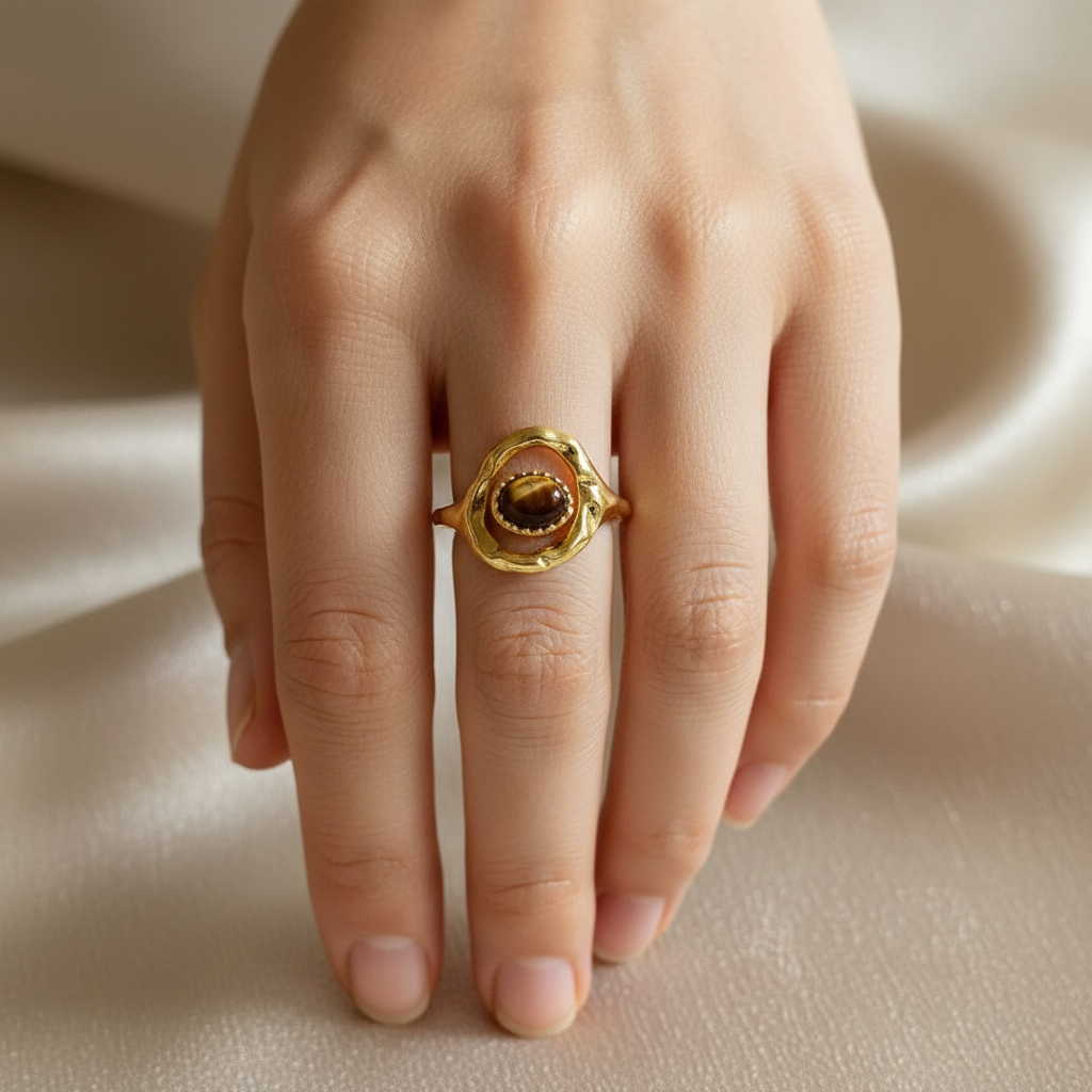 Bague dorée portée de face