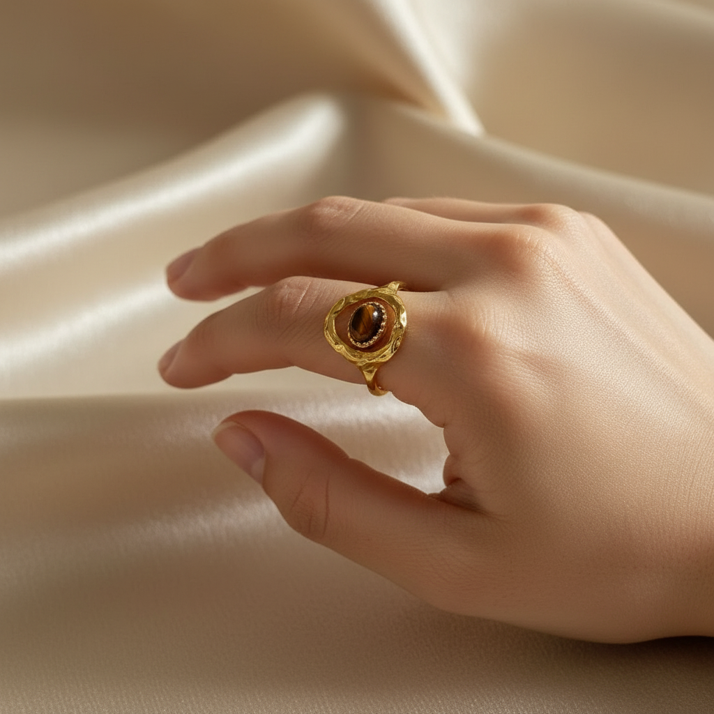 Bague dorée portée sur un doigt