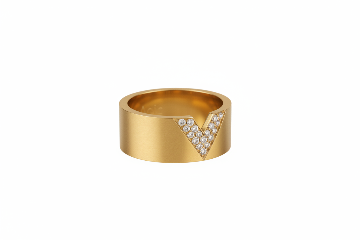 Bague dorée V cristaux fond blanc angle