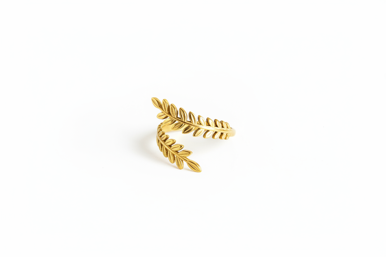 Bague feuille dorée sur fond blanc vue 1