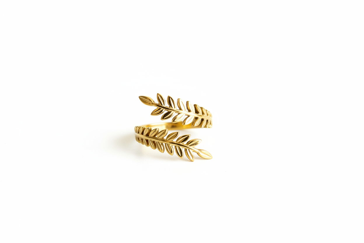Bague feuille dorée sur fond blanc vue 2