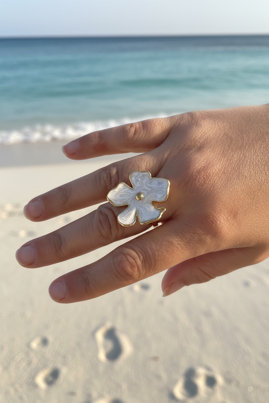Bague fleur sur fond plage